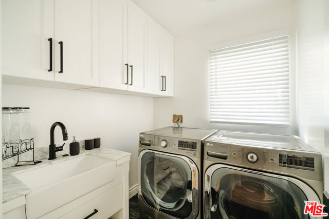 609 21st Place, Santa Monica CA: https://media.crmls.org/mediaz/67e255e8-984e-49a9-abea-3413594362ce.jpg