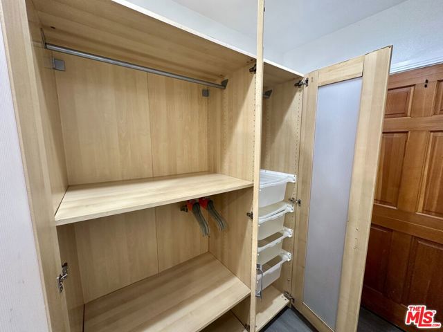 523 1/2 W 56th Street, Los Angeles CA: https://media.crmls.org/mediaz/67e398fe-e24f-4924-9639-a6714b41f672.jpg