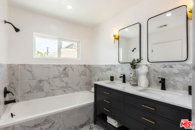 3827 S Victoria Avenue, View Park CA: https://media.crmls.org/mediaz/67e44e76-1e7d-4d98-8c38-f684856cb861.jpg