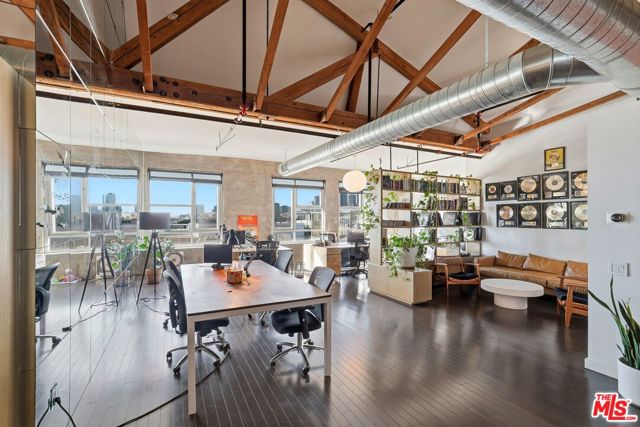 530 S Hewitt Street, Los Angeles CA: https://media.crmls.org/mediaz/67e47dd1-4c35-412d-915e-cf9d0c55caf2.jpg