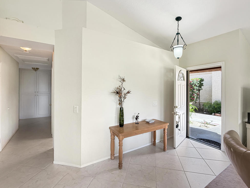 https://media.crmls.org/mediaz/67e5b201-3f22-4c35-a0f4-7e5515028194.jpg?preset=X-Large