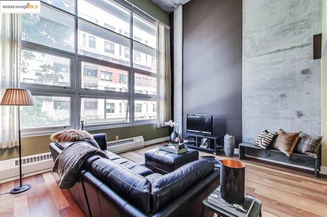 311 Oak St, Oakland CA: https://media.crmls.org/mediaz/67e6cc82-fb21-4c3e-985e-5881da536639.jpg