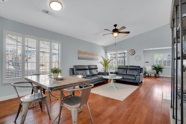 631 Splitrail Ct, Livermore CA: https://media.crmls.org/mediaz/67e78688-ba0b-4b0f-a44e-0bbba58d0013.jpg