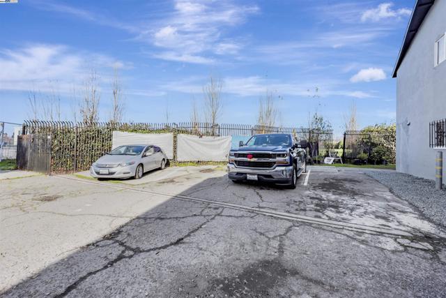 107 Catron Dr, Oakland CA: https://media.crmls.org/mediaz/67e7ce7b-2993-473c-a379-aaadf5c43dc8.jpg