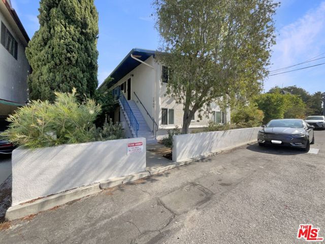 2909 10th Street, Santa Monica CA: https://media.crmls.org/mediaz/67e7f894-e347-443c-8e0c-39e72de1a042.jpg