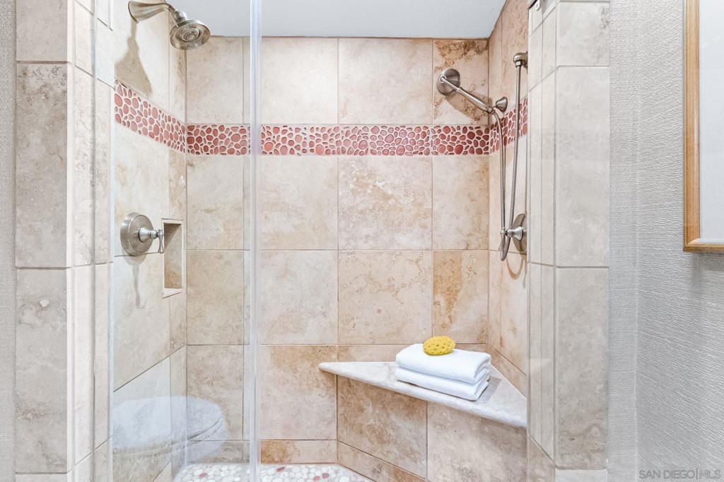 https://media.crmls.org/mediaz/67e965d3-39f3-402a-a910-259b11339ca1.jpg?preset=X-Large