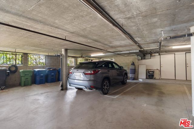 737 Pier Avenue, Santa Monica CA: https://media.crmls.org/mediaz/67e98813-5072-418a-a9d7-e88bfea17de0.jpg