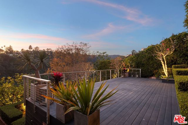 1415 Summitridge Drive, Beverly Hills CA: https://media.crmls.org/mediaz/67eb187e-ffbd-4072-b2ee-dbff69ec7b70.jpg