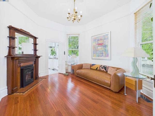 1709 Myrtle St, Oakland CA: https://media.crmls.org/mediaz/67eb3c59-0569-4f38-acb5-74bff71a7d6c.jpg