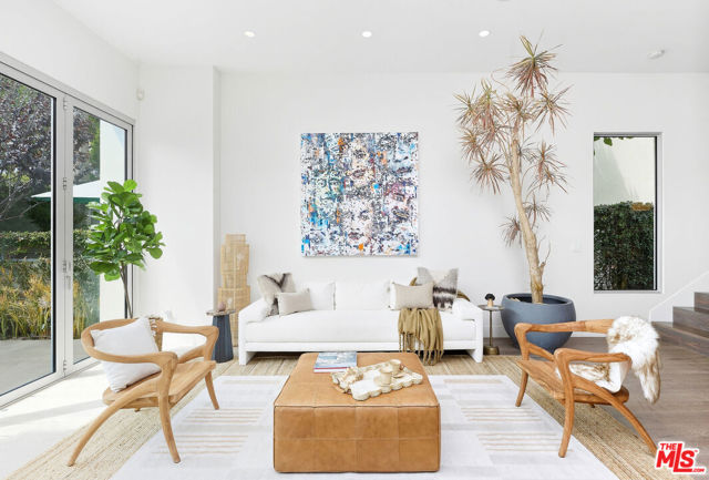 653 Oxford Ave, Venice CA: https://media.crmls.org/mediaz/67ebc220-5f85-46e5-b841-607ade675cd8.jpg