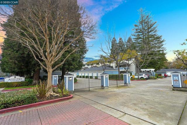 2584 Oak Rd, Walnut Creek CA: https://media.crmls.org/mediaz/67ebdab2-0488-4836-8a52-0669c55d2303.jpg