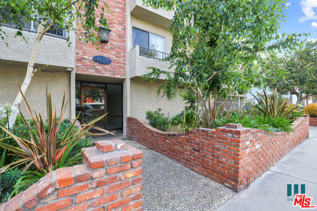 1821 S Bentley Avenue, Los Angeles CA: https://media.crmls.org/mediaz/67ebf9f9-9b11-40b5-93eb-dee4c164d2c0.jpg