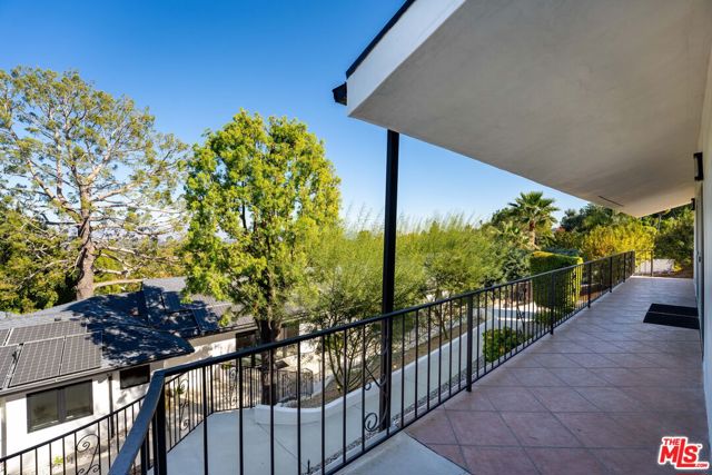 19536 Wells Drive, Tarzana CA: https://media.crmls.org/mediaz/67ec70ca-3dde-48f8-84c2-d2215a51c174.jpg
