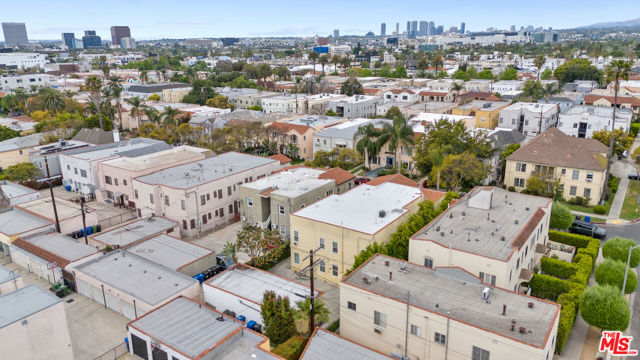 458 N Genesee Avenue, Los Angeles CA: https://media.crmls.org/mediaz/67ed4808-5fab-42e1-8aab-399cb8537ee0.jpg