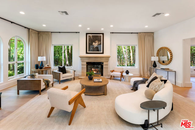 812 N Bedford Drive, Beverly Hills CA: https://media.crmls.org/mediaz/67edba9e-8a38-4e02-9c41-8006a15f2818.jpg