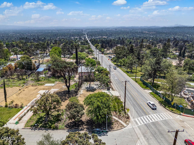 900 E Mount Curve Ave, Altadena CA: https://media.crmls.org/mediaz/67ee2a3e-566a-4193-bd7d-0e78f1ceb35f.jpg