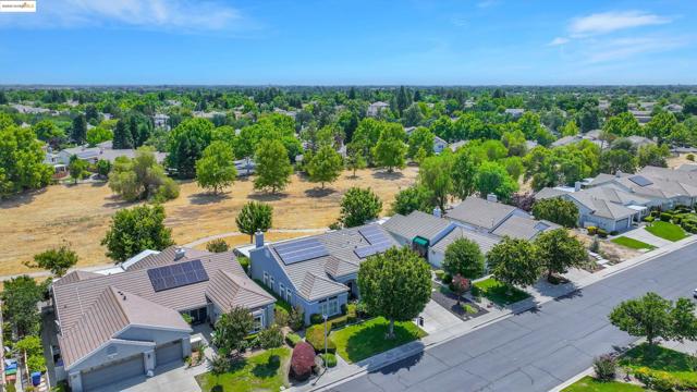 540 Central Park Pl, Brentwood CA: https://media.crmls.org/mediaz/67ef4133-5f3e-4043-87a6-5386af26e3b6.jpg