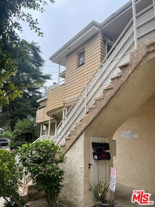 3757 Los Feliz Boulevard, Los Angeles CA: https://media.crmls.org/mediaz/67efaa3e-10ef-45c4-9fad-5f6e8022f3b1.jpg