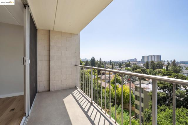 1 Kelton Ct, Oakland CA: https://media.crmls.org/mediaz/67f00eac-b37b-4ee5-9560-fd0661388c34.jpg