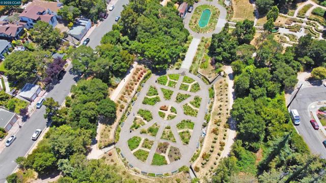 401 Monte Vista Ave, Oakland CA: https://media.crmls.org/mediaz/67f01e0e-61b7-4407-8b75-6ac39980b09c.jpg