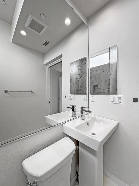 3047 North Park Way, San Diego CA: https://media.crmls.org/mediaz/67f061aa-0f85-46c6-aa5c-648c459d051e.jpg