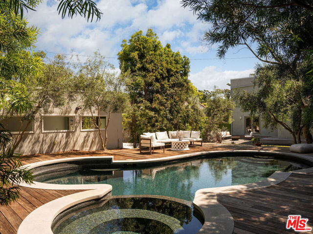131 S Arden Boulevard, Los Angeles CA: https://media.crmls.org/mediaz/67f091be-84bc-4f8c-b331-aba47af16e78.jpg