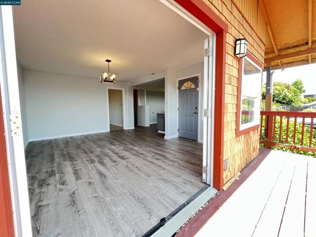 7618 Sunkist Dr, Oakland CA: https://media.crmls.org/mediaz/67f13ed5-909d-4c4d-afb9-5149f9473421.jpg