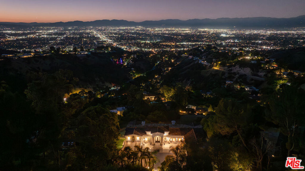 https://media.crmls.org/mediaz/67f296a5-5eed-4ca9-8b90-1c1ea5bf5b01.jpg?preset=X-Large
