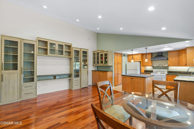 1641 Trafalgar Place, Westlake Village CA: https://media.crmls.org/mediaz/67f2c5c2-1438-4152-9dc4-87ba2694c33e.jpg