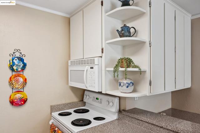 250 Whitmore St, Oakland CA: https://media.crmls.org/mediaz/67f30b27-b77b-49af-95fd-e694c8d2e853.jpg