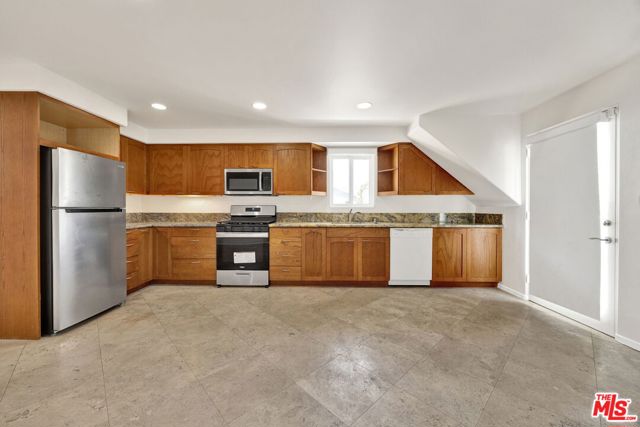 7019 E Seaside Walk, Long Beach CA: https://media.crmls.org/mediaz/67f3d293-4038-49ee-9e57-87963fcb2464.jpg