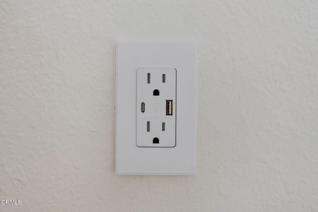 https://media.crmls.org/mediaz/67f46e9b-e447-4bc2-8c65-38771cd97711.jpg?preset=X-Large