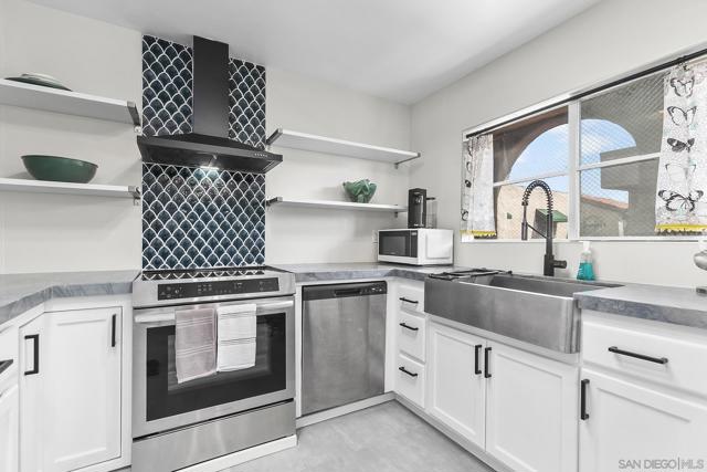 2510 Clairemont Dr, San Diego CA: https://media.crmls.org/mediaz/67f47fd1-bd9f-44b3-9a95-0cefaed7243e.jpg
