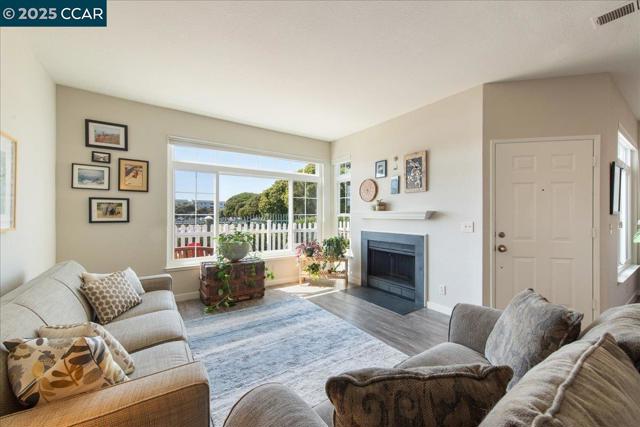 609 Commodore Dr, Richmond CA: https://media.crmls.org/mediaz/67f4c8e8-1fa4-4e4e-b1e5-79a09855e458.jpg