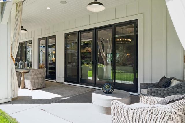 2621 Royal Oaks Dr, Alamo CA: https://media.crmls.org/mediaz/67f59797-63f1-417b-b43d-3f0d4c8c0f40.jpg