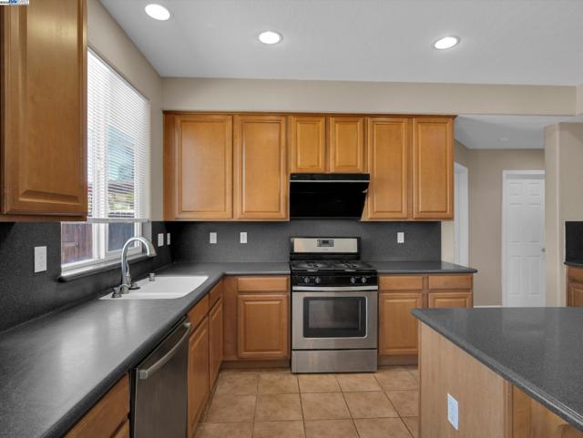 1413 Angus St, Patterson CA: https://media.crmls.org/mediaz/67f7a65b-e911-49f9-9c3c-dd5ea03e34d8.jpg