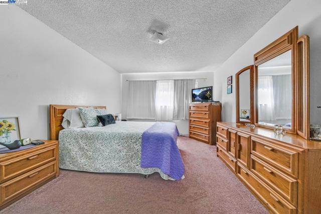 1738 7Th St, Berkeley CA: https://media.crmls.org/mediaz/67f7e856-aef3-4a7d-a5f9-d4e91b306399.jpg