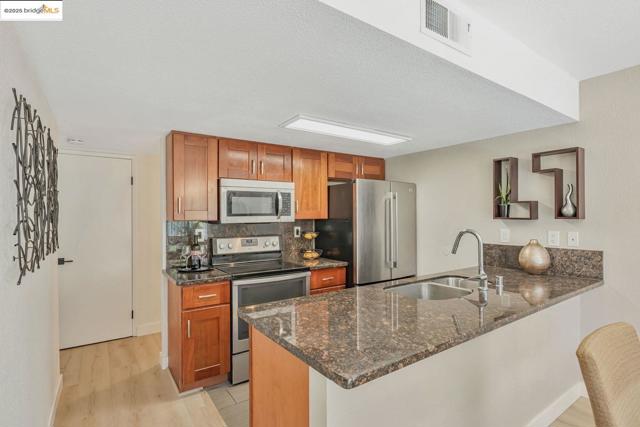 16 Town Sq PL, Oakland CA: https://media.crmls.org/mediaz/67fb24c1-97c6-4d4d-8508-c42873ad2800.jpg