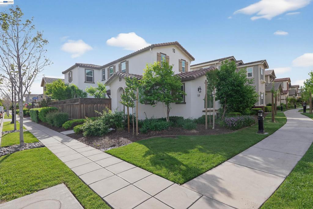 1005 S Fowler Ln