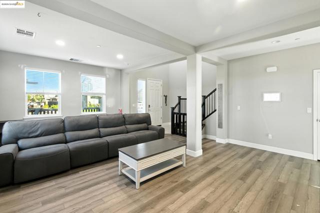 536 Aster St, Vacaville CA: https://media.crmls.org/mediaz/67fe6870-c327-466c-afdf-3a96733f59a1.jpg