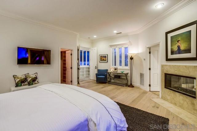 7651 Country Club Drive, La Jolla CA: https://media.crmls.org/mediaz/67fed558-3d94-4323-9e4e-4852a09123da.jpg