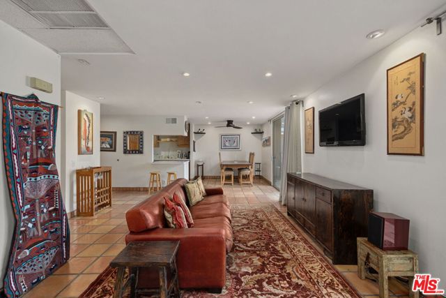 100 S Doheny Drive, Los Angeles CA: https://media.crmls.org/mediaz/67ff1af6-3280-4bfc-bfd7-dcebae3cbbbf.jpg