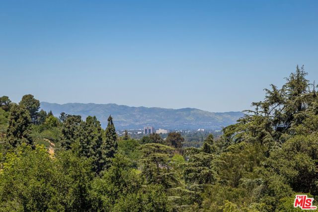 3943 Avenida Del Sol, Studio City CA: https://media.crmls.org/mediaz/68007ff3-5e42-4e5d-9617-6a820ec1c2a0.jpg