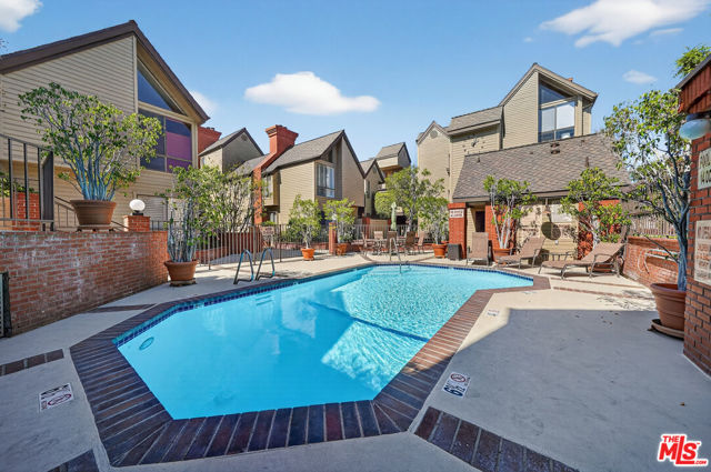 835 S Lucerne Boulevard, Los Angeles CA: https://media.crmls.org/mediaz/6800b0c0-55b5-48a2-a042-16b2c9b28609.jpg