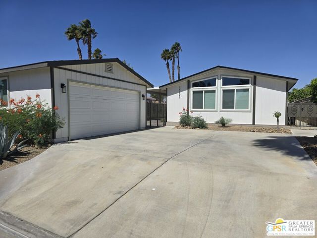 74626 Stage Line Drive, Thousand Palms CA: https://media.crmls.org/mediaz/6800cbef-55cb-4b79-b1fb-64817b7cff6c.jpg
