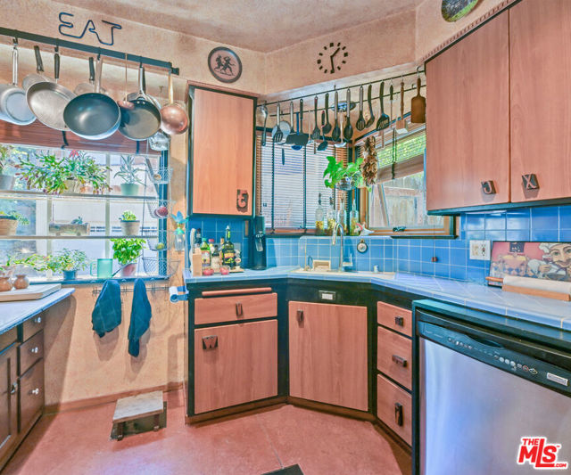 2228 Vista Del Mar Place, Los Angeles CA: https://media.crmls.org/mediaz/6801043e-f9b3-427d-be7c-f591a0d1007d.jpg