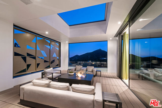 2341 Gloaming Way, Beverly Hills CA: https://media.crmls.org/mediaz/68018692-68a7-4944-ac38-ff1488cb2f91.jpg