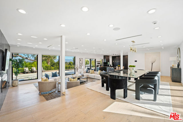 19536 Wells Drive, Tarzana CA: https://media.crmls.org/mediaz/6801d529-681b-4a38-831a-0fbfd76b2494.jpg