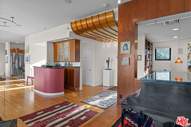 2204 Maravilla Drive, Los Angeles CA: https://media.crmls.org/mediaz/680230fd-74a1-40f3-8230-b3ddd9051291.jpg