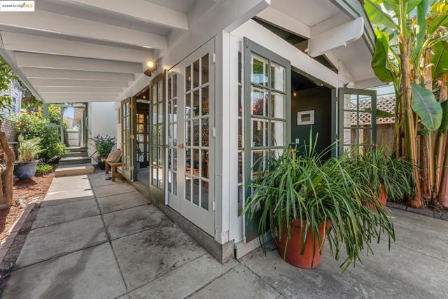 350 Henry St, Oakland CA: https://media.crmls.org/mediaz/6802346b-1fc8-406a-885a-c170bab9c68b.jpg